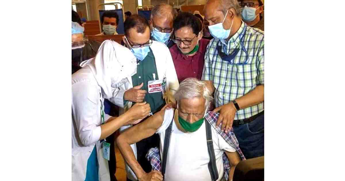 Dr Zafrullah , COVID-19 vaccine , Dr Zafrullah Chowdhury , Gonoshasthya Kendra founder , Covid-19 mass vaccination drive , Dr Zafrullah receives vaccine
